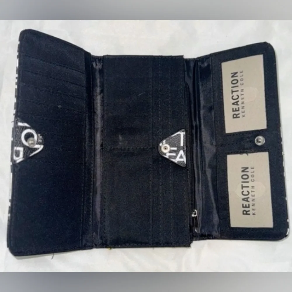 Kenneth Cole Tri-Fold Long Wallet With Logo All Over In Black & White